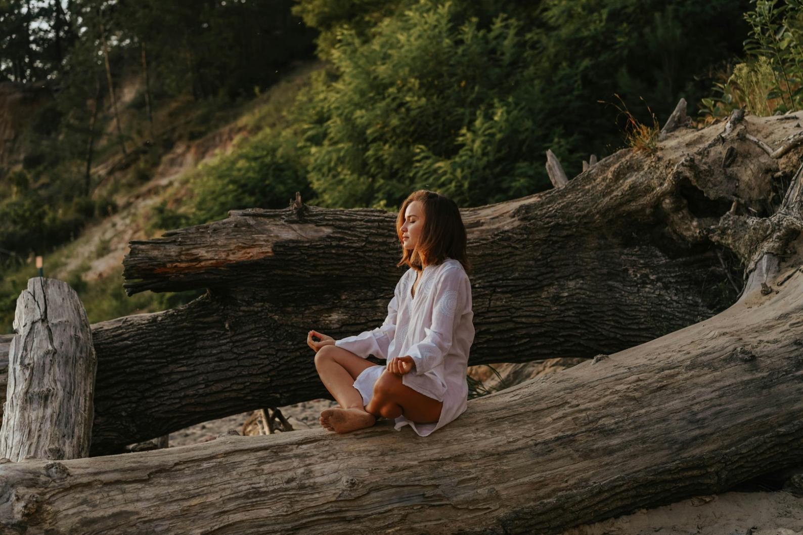 Consultora evaluando espacio de oficina para implementar yoga corporativo